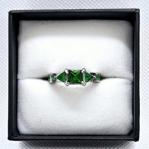 Silver Tone Simulant Emerald Gemstone Fashion Ring - Picture 1 of 10